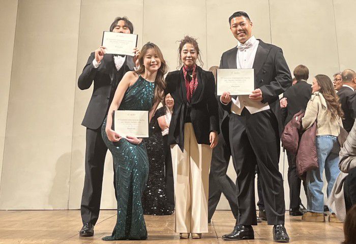 수상자와 김봉미 지휘자 겸 아슬리코 아시아대표(왼쪽에서 세번째)