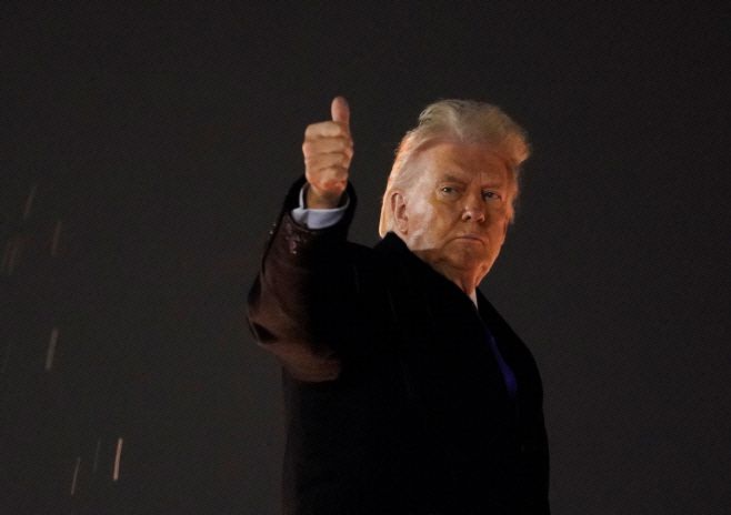 도널드 트럼프 미국 대통령이 9일(현지시간) 메릴랜드주 앤드루스 합동기지에서 전용기 에어포스원에 탑승하면서 엄지를 들어보이고 있다./로이터·연합