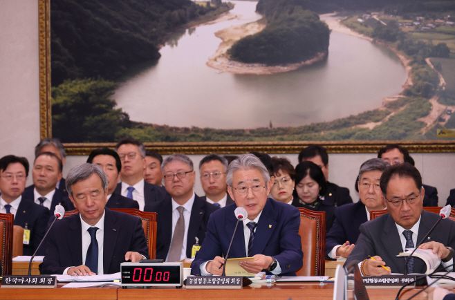 강호동 농업협동조합중앙회 회장(가운데)이 지난해 10월 서울 여의도 국회 농림축산식품해양수산위원회에서 열린 국정감사에서 출석해 답변하고 있다. /연합뉴스