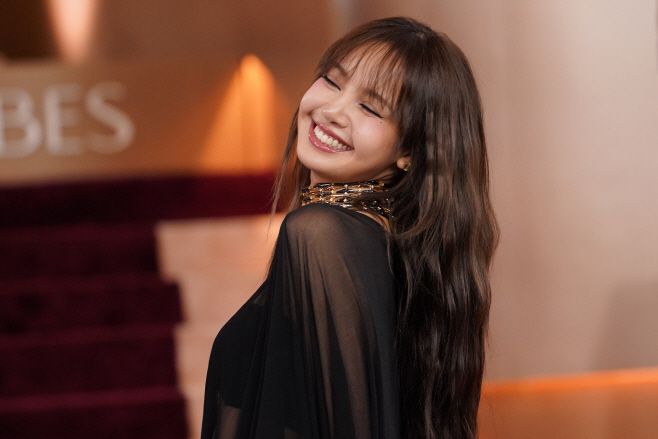 블랙핑크 리사가 11일(현지시간) 미국 로스앤젤레스(LA) 베벌리 힐튼 호텔에서 제83회 골든글로브 시상식 개최에 앞서 활짝 웃고 있다./AP·연합뉴스