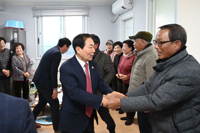 성낙인 군수가 동절기 한파를 대비하기 위해 경로당을 방문해 어른신들의 건강을 챙기며 소통하고 있다. /창녕군