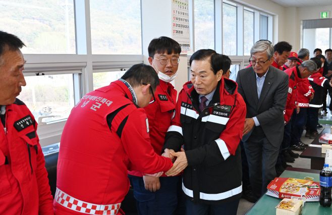 ]성낙인 군수가 창녕군 산불진화대원을 격려하고 있다. /창녕군