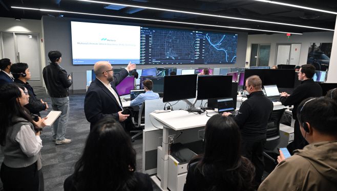 모셔널 라스베가스 테크니컬 센터 내 관제센터를 소개하는 애덤 그리핀 모셔널 운영 담당 부사장./현대차그룹