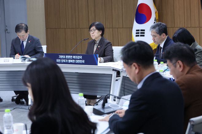 정은경 보건복지부 장관이 12일 정부세종청사에서 한국보건산업진흥원 등 산하기관 업무보고를 받고 있다./연합