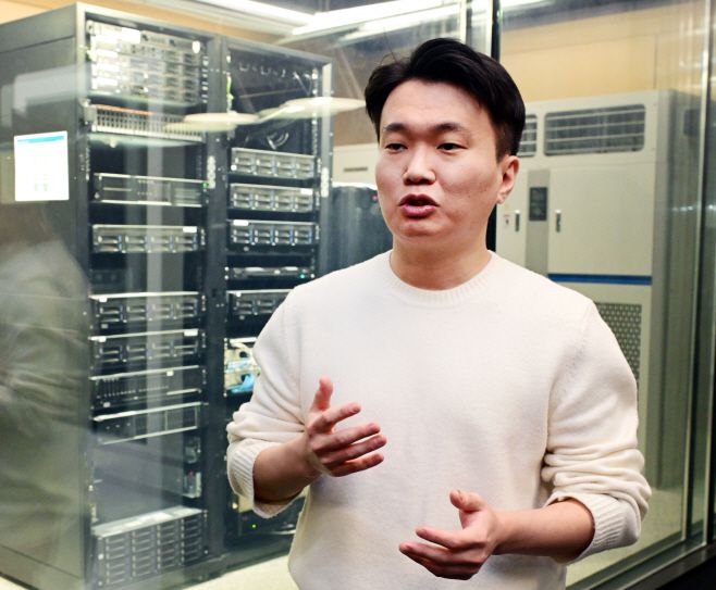 황인호 바운드포 대표가 지난 12일 서울 강남구 언주로에 위치한 본사에서 로봇·피지컬 AI 데이터 사업에 대해 설명하고 있다./박상선 기자