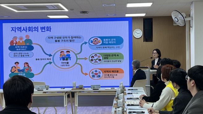 박정화 밀양교육장이 간담회에서 '늘봄 밀양 다봄'의 주요 운영 성과와 향후 계획을 보고하고 있다./밀양교육지원청