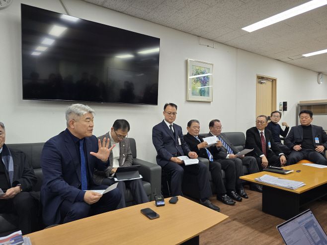 남북경협인들이 14일 통일부 기자실에서 기자회견을 하고 있다.