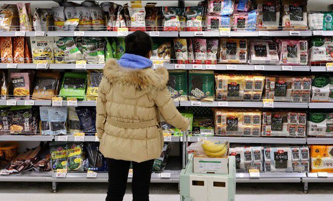 서울의 한 대형마트에서 시민이 장을 보고 있다./연합