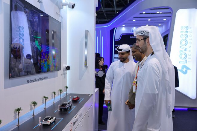 한화비전의 산업 현장 특화 안전 솔루션을 살펴보고 있는 관람객들./한화비전