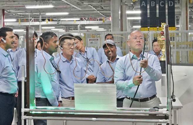 정의선 회장이 기아 인도 아난타푸르공장 생산 라인에 설치된 신입사원 교육훈련 장비를 점검하고 있다./현대차그룹