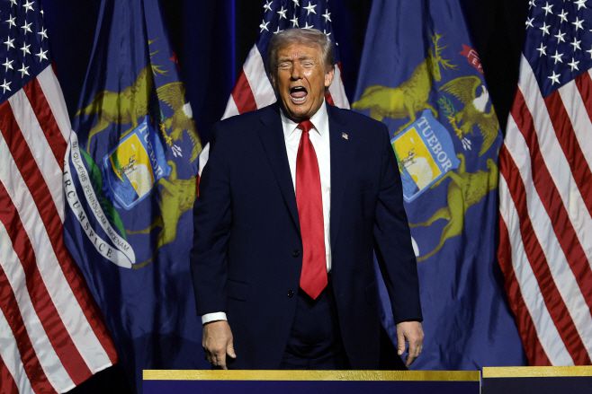 도널드 트럼프 미국 대통령이 13일(현지시간) 미시간주 디트로이트에서 열린 디트로이트 경제 클럽 행사에서 연설하고 있다./로이터·연합