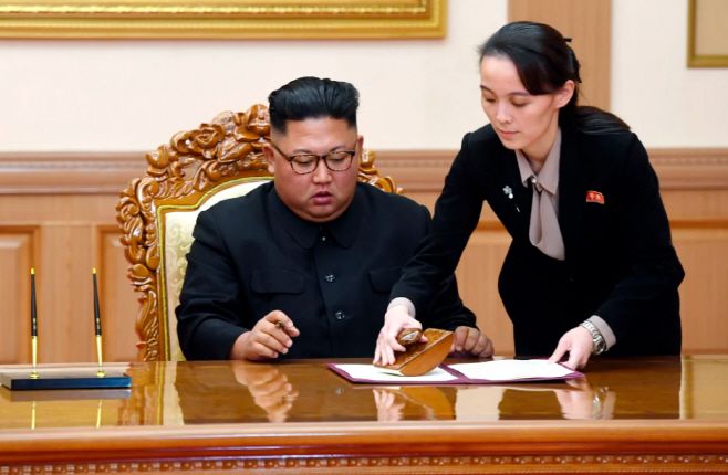 2018년 평양 백화원 영빈관에서 열린 남북 정상회담에서 김정은 북한 국무위원장이 문재인 당시 대통령과의 공동성명에 서명하는 과정에서, 여동생 김여정(오른쪽)이 이를 돕고 있다. 2018.9.19 공동취재단