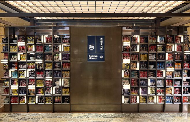 인천공항 T2 대한항공 프레스티지 라운지 '라면 라이브러리' 전경./오뚜기