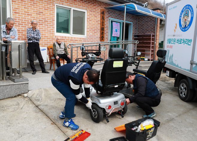 영양군 생활민원 바로처리반이 몸이 불편한 어르신의 이동수단인 전동차를 수리하고 있다./영양군