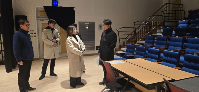 이정곤 밀양부시장이 밀양아리나 꿈꾸는 예술터를 찾아 운영 현황을 점검하고 있다. /밀양시