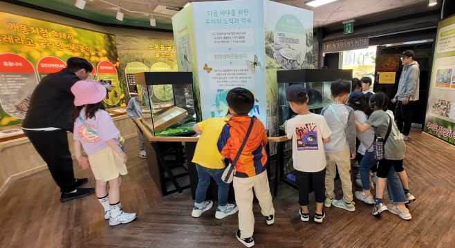 어린이들이  창녕우포곤충나라을 하고 있다. /창녕군