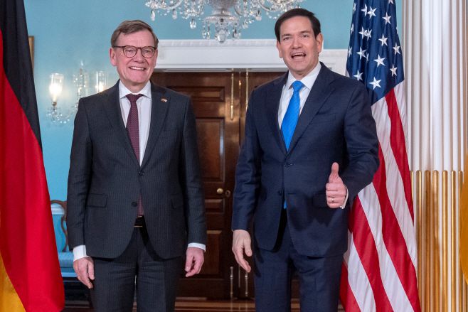마코 루비오 미국 국무부 장관(오른쪽)이 12일(현지시간) 워싱턴 D.C. 국무부에서 요한 바데풀 독일 외무장관과의 회담에 앞서 기념사진을 찍고 있다./AP·연합