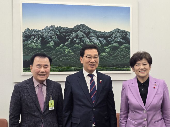 김지철 충남교육감(왼쪽)이 14일서울 국회를 방문해 충남·대전 행정통합 관련 간담회를 끝내고 기년촬영했다.