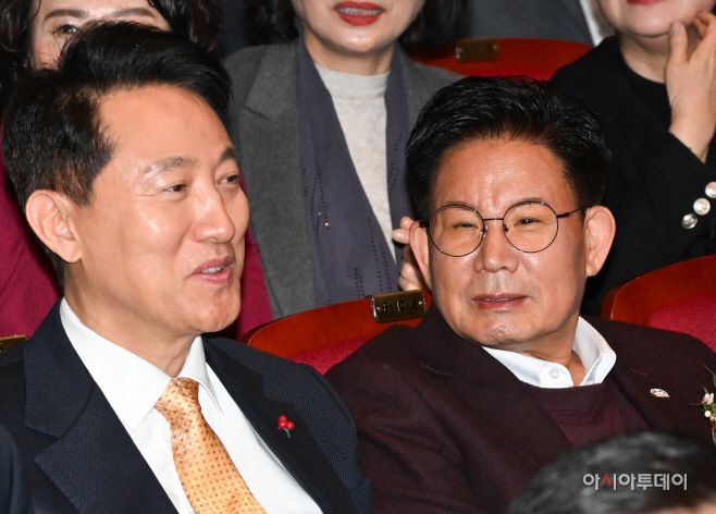 지난 7일 열린 마포구 신년인사회에 참석한 오세훈 서울시장(왼쪽)과 박강수 마포구청장(오른쪽)이 대화를 나누고 있다./정재훈 기자