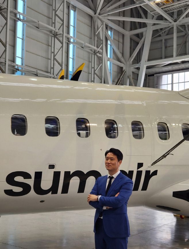 최용덕 섬에어 대표가 15일 서울 김포 비즈니스 항공센터에서 열린 1호기 도입식에서 기념촬영하고 있다. /김한슬 기자