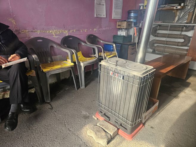 서울 강남구 개포동 구룡마을 6지구 마을회관 내부. 연탄 난로 하나에 의지해 추위를 버티고 있다. /김태훈 기자