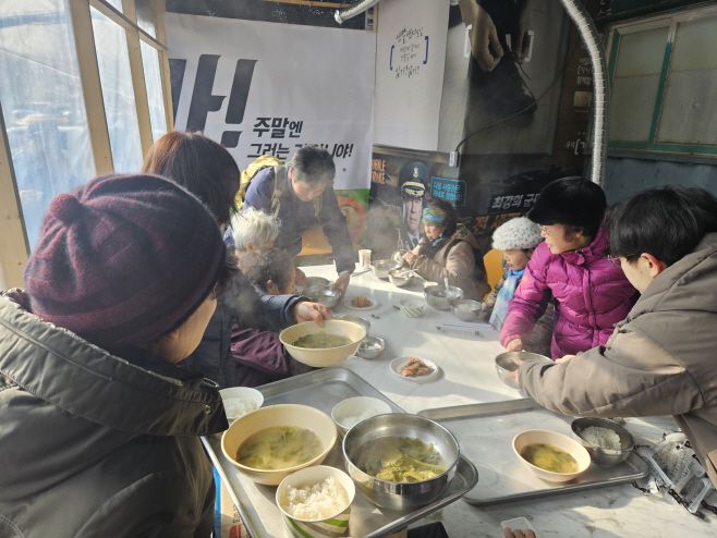 .16일 서울 강남구 개포동 구룡마을 화재로 주민들이 인근 마을회관에 대피해 끼니를 해결하고 있다. /김태훈 기자