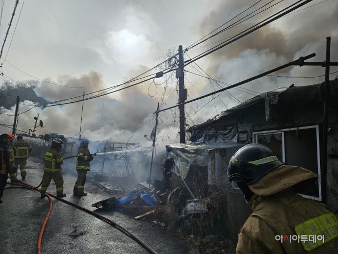 16일 서울 강남구 구룡마을에서 소방관들이 화재 진압에 나서고 있다. /김태훈 기자