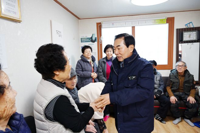 성낙인 창녕군수가 남지읍 신남경로당을 방문해 동절기 특별 시설점검을 실시하며 난방 상태를 확인하고 어르신들의 애로사항을 청취하는 등 소통하고 있다. /창녕군