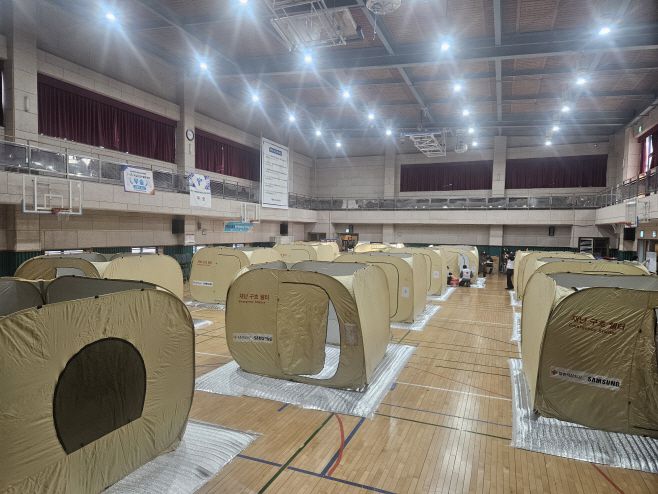 16일 서울 구룡중학교 체육관에 마련된 임시 대피소. /김태훈 기자