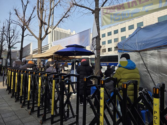 16일 오후 3시께 서울중앙지법 서문 앞에서 윤석열 전 대통령의 유죄 판결을 촉구하는 이들의 모습/손승현 기자