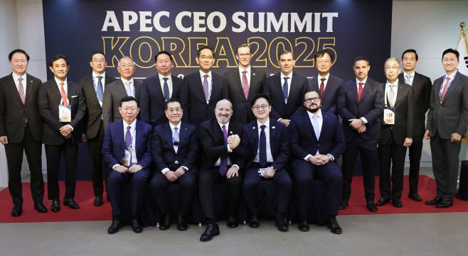 김정관 산업통상부 장관(앞줄 오른쪽 두번째)이 2025년 10월 29일 경북 경주시 예술의 전당에서 하워드 러트닉 미국 상무부 장관(가운데)과 이재용 삼성전자 회장(뒷줄 왼쪽 여섯번째)·정의선 현대자동차그룹 회장(네번째)·최태원 SK그룹 회장(다섯번째)·구광모 LG그룹 회장(세번째) 등 국내 주요기업 최고경영자(CEO)가 참석한 가운데 열린 서밋 비즈니스 라운드테이블에 참석, 기념사진을 찍고 있다./산업통상부 제공