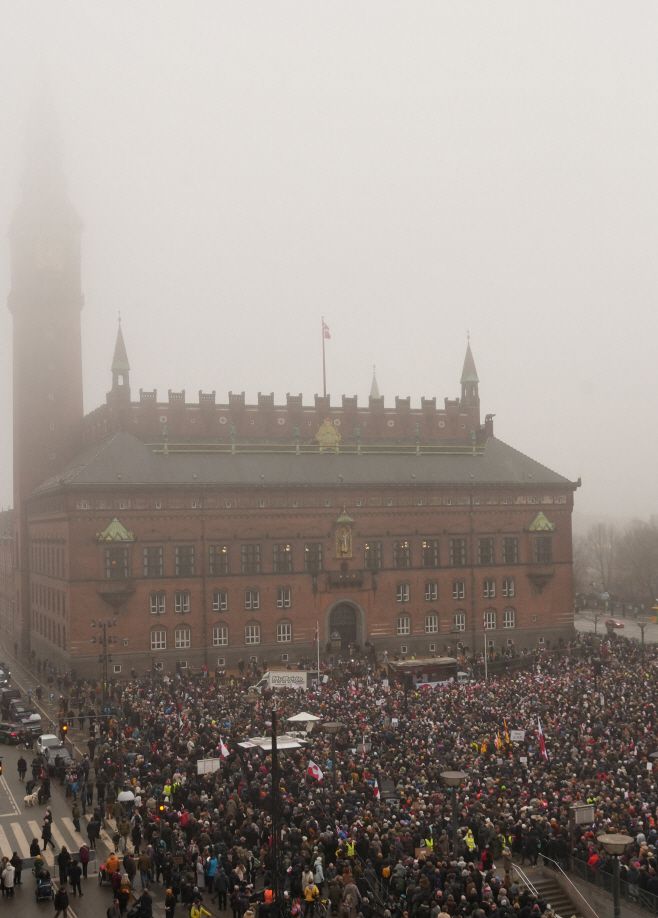 덴마크 시민들이 17일(현지시간) 덴마크 코펜하겐에서 도널드 트럼프 미국 대통령의 그린란드 '매입'에 반대하는 시위를 벌이고 있다./로이터·연합