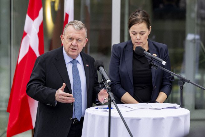 라르스 뢰케 라스무센 덴마크 외무장관(왼쪽)·비비안 모츠펠트 그린란드 외무장관이 14일(현지시간) 미국 워싱턴 D.C.의 덴마크 대사관에서 이날 백악관에서 진행된 J.D. 밴스 미국 부통령·마코 루비오 국무부 장관과의 협상에 관해 설명하고 있다./EPA·연합