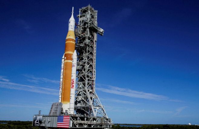 아르테미스 임무를 위한 SLS 로켓과 오리온 캡슐 /로이터 연합