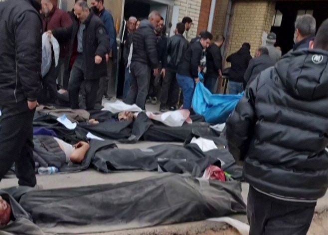 13일(현지시간) 소셜미디어(SNS)에 게시된 영상에서 14일 캡처한 사진으로 테헤란주 카흐리자크의 법의학 진단 및 실험 시설 내부에 수십 구의 시신이 놓여 있다./AFP·연합