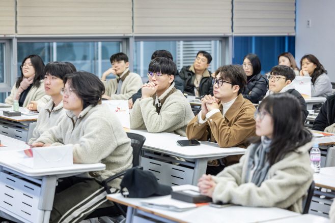 학생들과 선생님들이 SKT의 개인정보 보호 교육을 경청하는 모습./SK텔레콤