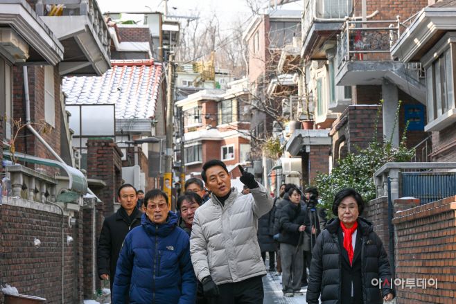 오세훈 서울시장이 19일 서울 관악구 신림7구역 재개발사업 대상지를 찾아 현장 점검을 하고 있다. /정재훈 기자
