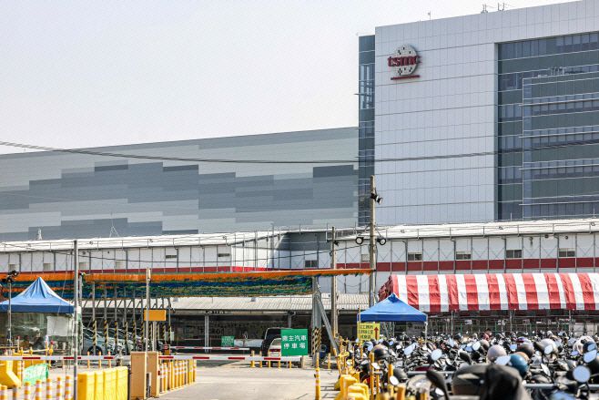 대만 남부 가오슝(高雄) 난쯔(楠梓)과학기술산업단지 내에 있는 TSMC의 2나노미터(nm·1nm=10억분의 1m) 공정 반도체 공장으로 2025년 12월 23일 찍은 사진./AFP·연합