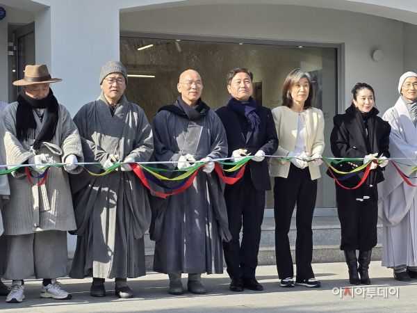 길상사 앞 '스페이스 수퍼노말 갤러리'에서 열린 특별전시회 커팅식./사진=황의중 기자