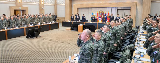 19일 충남 계룡대에서 열린 각 군과 해병대의 국방부 장관 업무보고에 참석한 안규백 장관을 비롯한 국방부 관계자, 각군 및 해병대 관계자들이 국기에 대한 경례를 하고 있다. /국방부