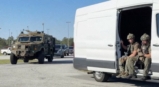 미국 이민세관단속국(ICE) 등이 2025년 9월 4일(현지시간) 조지아주 한국 합작 배터리 공장 건설 현장으로 출동하고 있다./ICE 영상 캡처