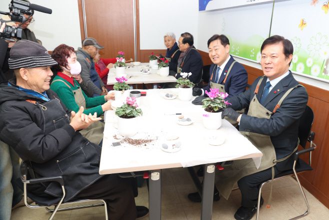 김관영 전북도지사(오른쪽 두번째)가 이학수 시장(첫번째)과 함께 정읍시 수성동에 위치한 정읍사회복지관을 방문해 고립 위기 세대 등 10여명과 함께 식물 화분 심기와 꾸러미 등 '치유(힐링) 원예 체험' 프로그램에 직접 참여해 이웃사랑을 실천하고 있다. /정읍시