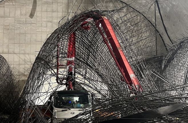 서울 여의도역 신안산선 공사 현장 지하 약 70미터 지점에서 콘크리트 타설 작업 차량 위를 낙하한 철근들이 뒤덮고 있다./연합뉴스