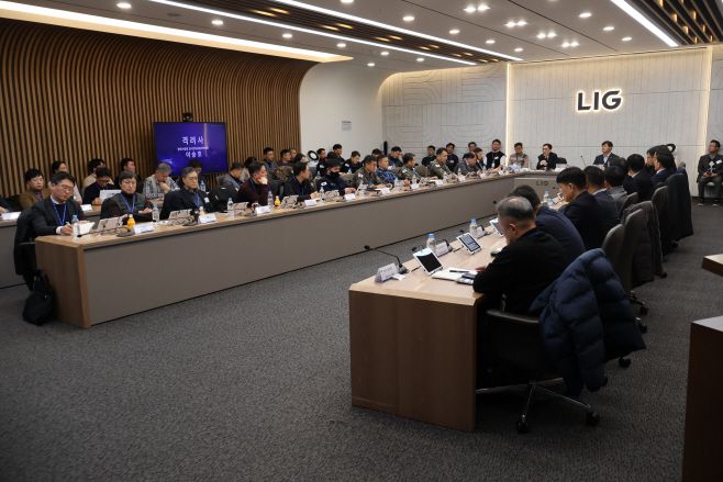 20일 LIG넥스원 판교하우스에서 방위사업청,LIG넥스원,합동참모본부, 공군, 국방과학연구소, 국방기술품질원 관계자들이 참석한 가운데 전자전기(Block-I) 체계개발 사업 착수회의가 열리고 있다. /방위사업청