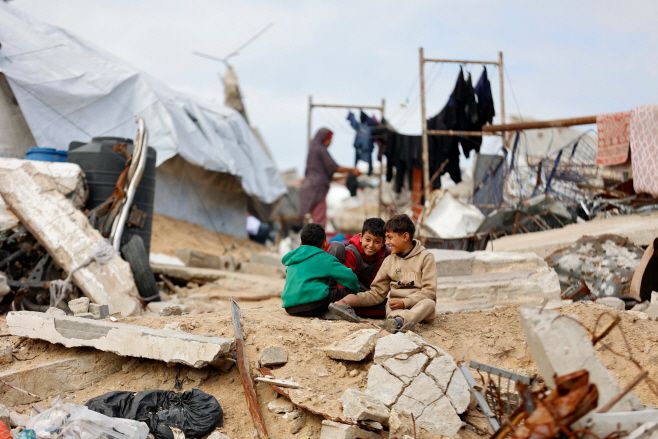 이스라엘군의 공격으로 파괴된 팔레스타인 가자지구 북부 자발리아의 난민촌 모습으로 17일(현지시간) 찍은 사진./AFP·연합