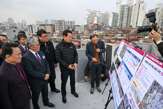 오세훈 서울시장이 지난 12월 10일 서울 영등포구 대림 1구역 재개발 현장을 찾아 관계자의 진행 상황 설명을 듣고 있다. /정재훈 기자
