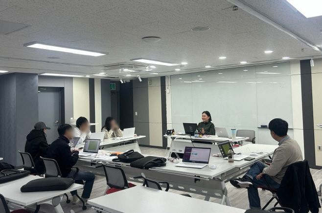 청주시·청년센터가 시행하고 있는 고립·은둔청년 및 위기 청년 사회화 프로젝트, 가상 회사 프로그램 주간 회의 장면./청주시