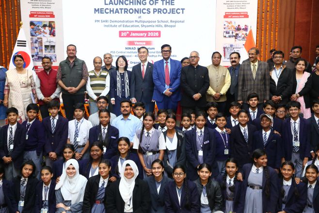 20일(현지시간) 인도 마디아프라데시주 보팔(Bhopal)에서 열린 '인도 직업기술교육 역량강화사업' 착수보고회에서 이성호 주인도대한민국대사(맨 뒷줄 왼쪽 일곱 번째)과 산제이 쿠마르 인도 교육부 차관, 다목적 시범학교 학생 및 교직원, 사업관계자들이 기념촬영하고 있다. /코이카