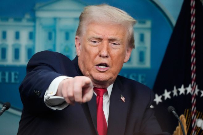 도널드 트럼프 미국 대통령이 20일(현지시간) 백악관 브리핑룸에서 한 취임 1주년 언론 간담회에서 질문할 기자를 지명하고 있다./AP·연합