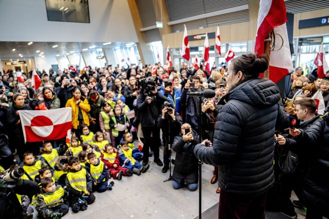 도널드 트럼프 미국 대통령의 그린란드 '매입' 주장을 논의하기 위해 미국 워싱턴 D.C.와 벨기에 브뤼셀을 방문했던 비비안 모츠펠트 그린란드 외무장관이 그린란드 뉴크 공항에 도착해 기자들과 환영객 앞에서 연설하고 있다./EPA·연합